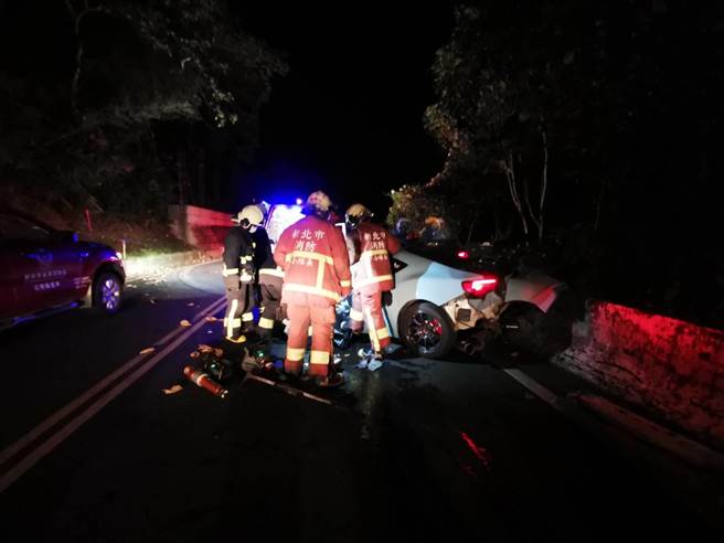 46歲陳姓男子駕駛豐田86跑車，今（9日）凌晨2時許行經新北市新店區北宜公路15.3公里轉彎處，豐田86跑車跨越雙黃線，直接撞上對向的大貨車，陳男一度受困車內。（翻攝畫面／葉書宏新北傳真）