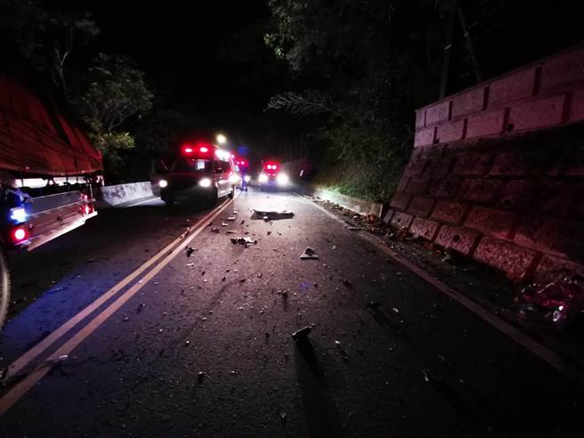 46歲陳姓男子駕駛豐田86跑車，今（9日）凌晨2時許行經新北市新店區北宜公路15.3公里轉彎處，豐田86跑車跨越雙黃線，直接撞上對向的大貨車，陳男一度受困車內。（翻攝畫面／葉書宏新北傳真）