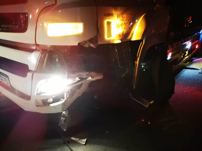 46歲陳姓男子駕駛豐田86跑車，今（9日）凌晨2時許行經新北市新店區北宜公路15.3公里轉彎處，豐田86跑車跨越雙黃線，直接撞上對向的大貨車，陳男一度受困車內。（翻攝畫面／葉書宏新北傳真）