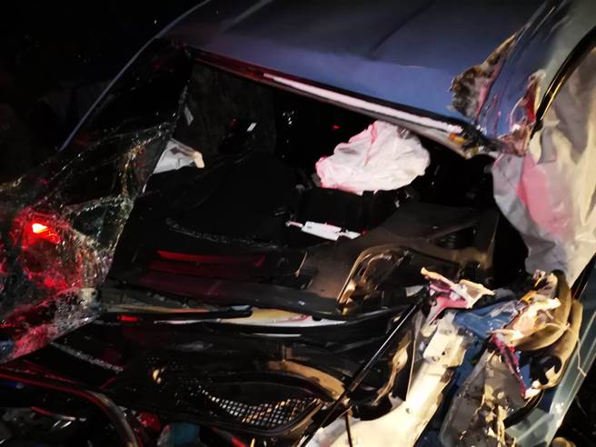 46歲陳姓男子駕駛豐田86跑車，今（9日）凌晨2時許行經新北市新店區北宜公路15.3公里轉彎處，豐田86跑車跨越雙黃線，直接撞上對向的大貨車，陳男一度受困車內。（翻攝畫面／葉書宏新北傳真）