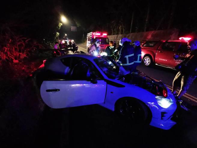 46歲陳姓男子駕駛豐田86跑車，今（9日）凌晨2時許行經新北市新店區北宜公路15.3公里轉彎處，豐田86跑車跨越雙黃線，直接撞上對向的大貨車，陳男一度受困車內。（翻攝畫面／葉書宏新北傳真）