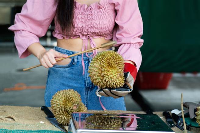 一名任职于水果行的短裤妹刀法如神，10秒内对着榴槤劈砍21刀，展现极速开榴槤的绝佳技艺。（示意图／达志影像）