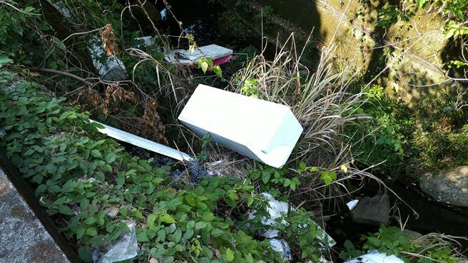 疫情工作锐减 送货员改当临时工助雇主乱置废弃物。（新北市环保局提供／叶德正新北传真）