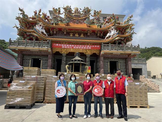 社会局副局长许秀能（左2）代表市长侯友宜颁赠感谢牌给五福宫主委郑戴丽香（左3）。(新北市政府提供)