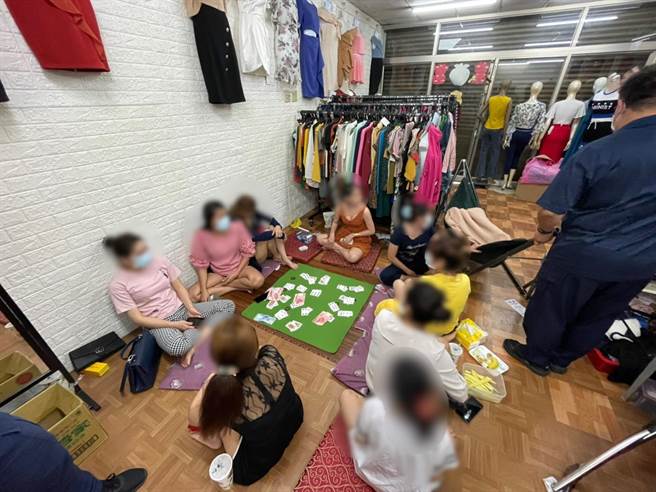 永康警分局8日查獲10名外籍移工、新住民聚賭。（警方提供／曹婷婷台南傳真）