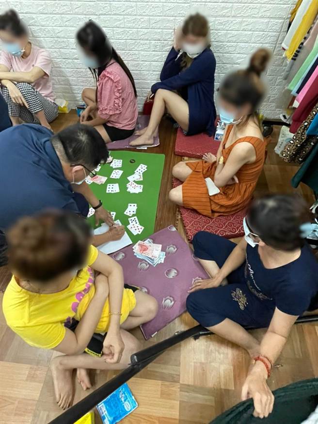 永康警分局8日查獲10名外籍移工、新住民聚賭。（警方提供／曹婷婷台南傳真）