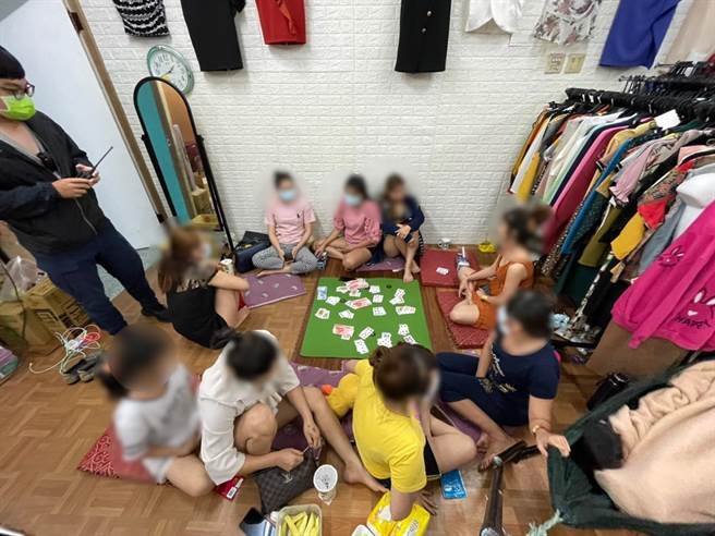 永康警分局8日查獲10名外籍移工、新住民聚賭。（警方提供／曹婷婷台南傳真）