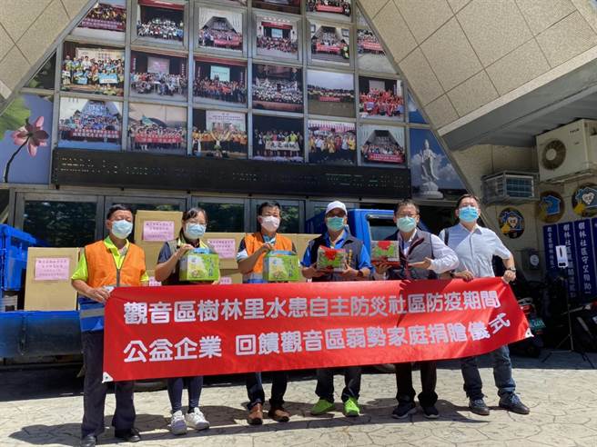 观音区树林里防灾社区捐赠419户弱势家庭荷叶拉麵，协助民眾度过严峻疫情时期。（姜霏摄）