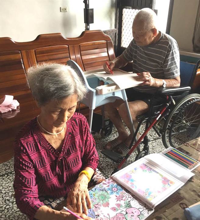 宜兰87岁吴阿公与太太，居家当同学，一起开心写作业。(图/弘道基金会提供)