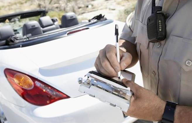 朱男未依规定全程使用方向灯，遭开8张罚单，共计2万4000元。（示意图，非新闻画面／达志影像）