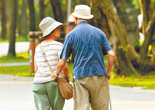 三级警戒延长，失智据点持续暂停服务，家属面临庞大照护压力。(示意图／本报系资料照片)