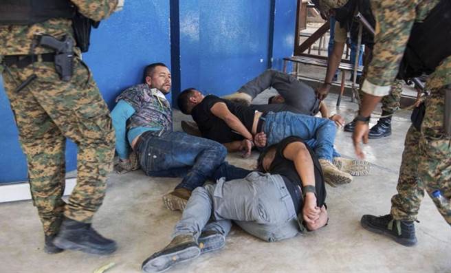 涉嫌刺殺海地總統摩依士的嫌犯在海地首都太子港被捕後，被重重摔在地上。（美聯社）