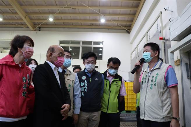 行政院长苏贞昌（左二）视察玉井蒸热厂。（刘秀芬摄）