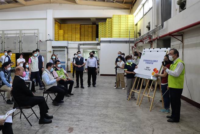 行政院长苏贞昌（左一）视察玉井蒸热厂。（刘秀芬摄）