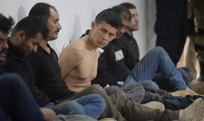 涉嫌刺杀海地总统摩依士（Jovenel Moise）的嫌犯8日在海地首都太子港（Port-au-Prince）被捕后，被警方公开示眾。（美联社）