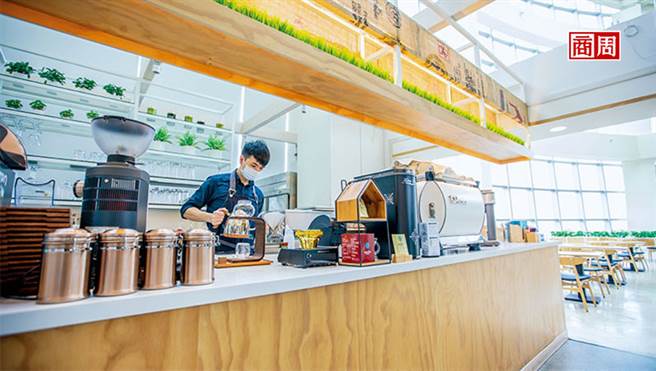 「好喝、好拍，」成真咖啡总监庄宏彰说，这是王国雄当初向他「点菜」的条件，「我又加一个在地性。」他们重视产品力，不定期推季节性产品吸引顾客目光(摄影者．郭涵羚)