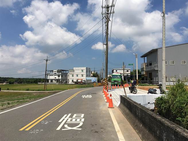 外埔区二崁路333巷前大沟桥截弯取直，提高用路人视线。（陈淑娥摄）