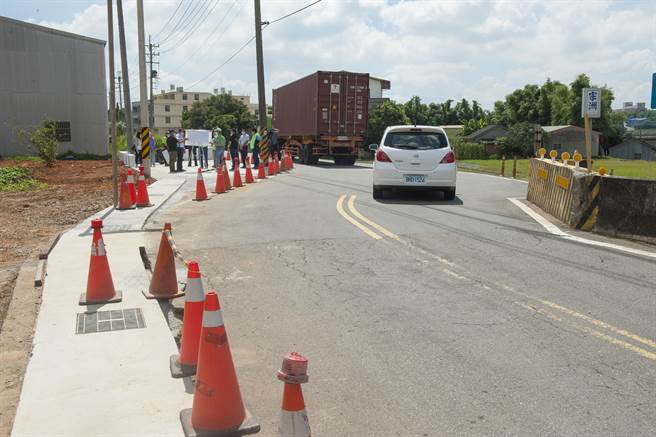 外埔区二崁路333巷前大沟桥截弯取直，提高用路人视线。（陈淑娥摄）