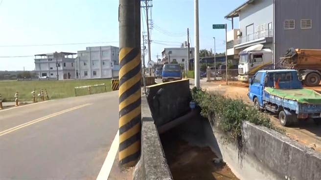 外埔区二崁路333巷前大沟桥连续转弯，造成车祸频传。（陈淑娥摄）