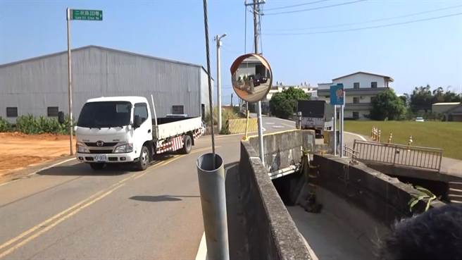 外埔区二崁路333巷前大沟桥连续转弯，造成车祸频传。（陈淑娥摄）