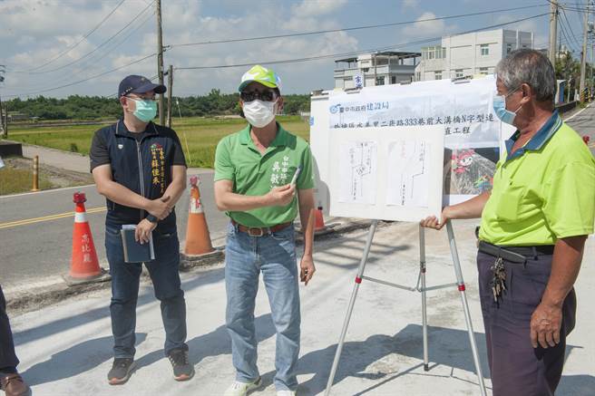 市议员吴敏济成功争取外埔区二崁路大沟桥截弯取直。（陈淑娥摄）