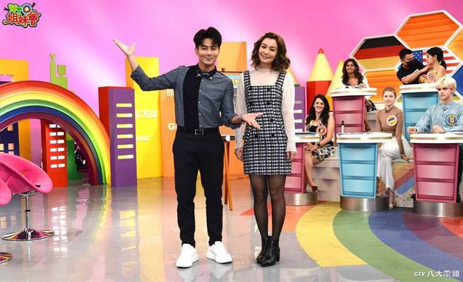 郭彦均与莎莎一起主持《WTO姐妹会》。（八大提供）