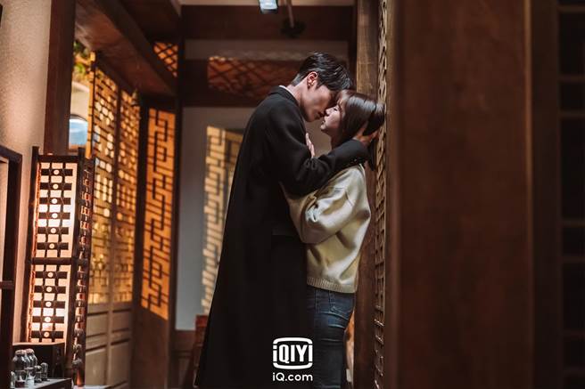 惠利主動親上去，張基龍也禁不住被撩撥以激吻回應。（愛奇藝國際站提供）