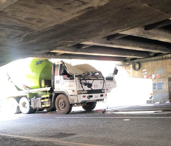 预拌混泥车误闯卡路桥头破命危网友集气。（彰化踢爆网提供／吴敏菁彰化传真）