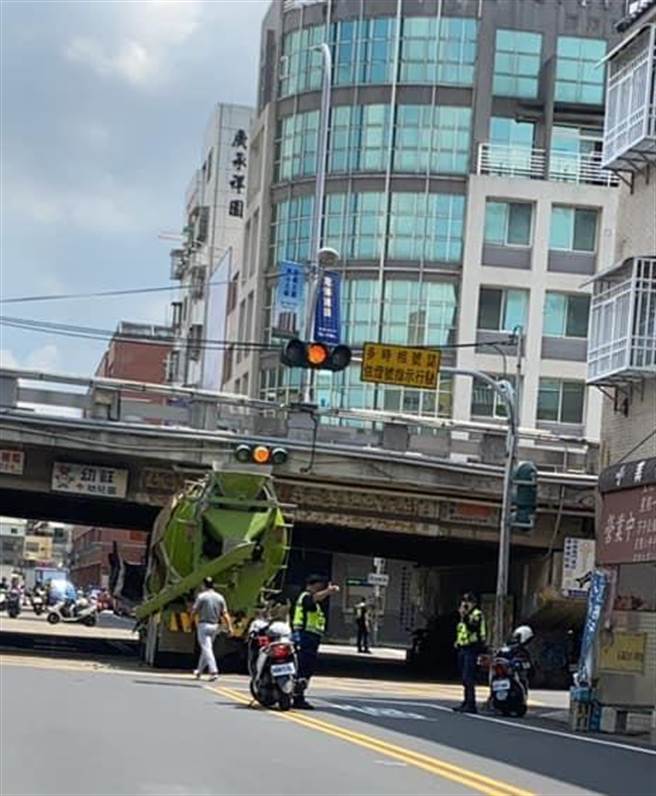 预拌混泥车误闯卡路桥头破命危网友集气。（彰化踢爆网提供／吴敏菁彰化传真）