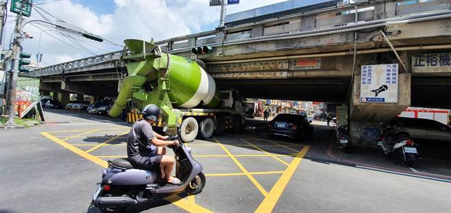 预拌混泥车误闯卡路桥头破命危网友集气。（彰化踢爆网提供／吴敏菁彰化传真）