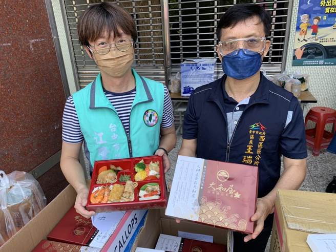 為感謝快打站工作人員，台中市議員江肇國募得民間企業支持，購買大和屋近百個日本高級懷石餐盒，9日捐贈給西區中正國小、忠信國小快打站。（台中市議員江肇國服務處提供／盧金足台中傳真）