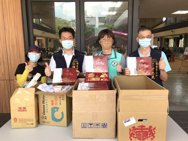 為感謝快打站工作人員，台中市議員江肇國募得民間企業支持，購買大和屋近百個日本高級懷石餐盒，9日捐贈給西區中正國小、忠信國小快打站。（台中市議員江肇國服務處提供／盧金足台中傳真）