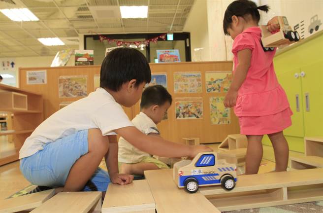 新冠肺炎全球流行，台湾三级警戒，幼儿园停课后，传出仍收学杂费，引家长投诉。（示意图／黄国峰摄）