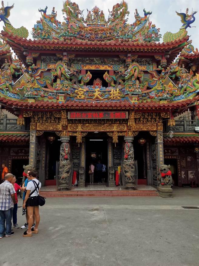 通霄白沙屯拱天宫9日宣布继续管制信徒入庙参拜至7月26日止。（谢明俊摄）