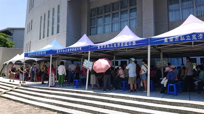 台南市周末起將有5個行政區同步萬人開打疫苗。（程炳璋攝）