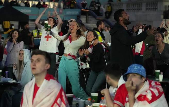 英国即将于19日解封，但近日却出现疫情升温的现象，让不少专家呼吁延后解风。特别是目前正登场的足球赛事，大型聚会下恐让疫情復燃。(图/美联社)