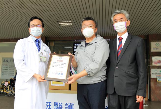 立法院副院长、中兴大学校友总会理事长蔡其昌（右2）至太平区国军台中总医院，捐赠N95口罩2000片及72罐熬米粥，给医务人员。（国军台中总医院提供／张妍溱台中传真）