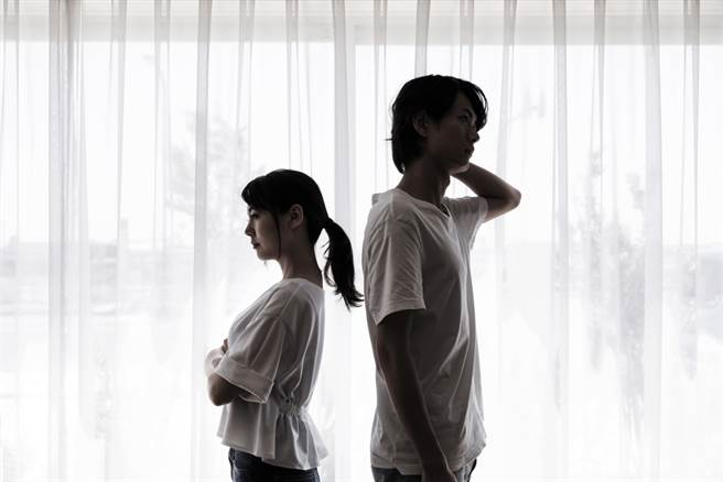 水瓶座、射手座、雙子座的男人交往前後態度差異大，容易成為女人眼中的渣男。（示意圖／shutterstock）