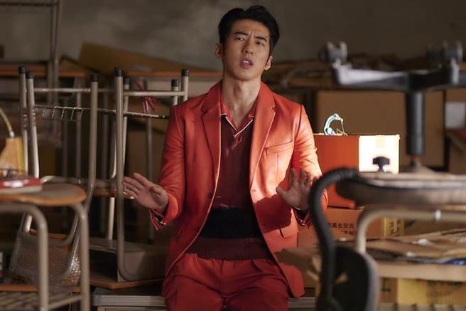 傅孟柏在《爱的奥特莱斯》扮演既神秘又搞笑的销售代表Paul，抛开视帝包袱玩很大。（LINE TV提供）