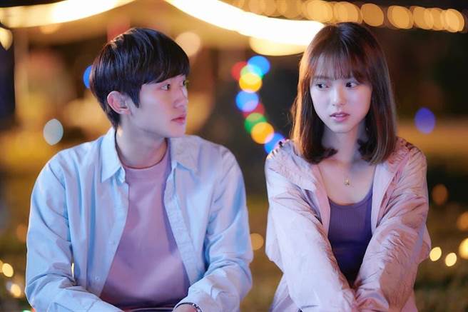 宝藏男孩」姜典在《爱的奥特莱斯》害羞被动，最新发展终于让剧中首对购爱CP姜典、项婕如心意互通。（LINE TV提供）