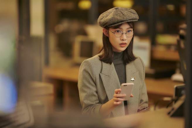 柯震东师妹姜予在《爱的奥特莱斯》扮文青酷妹，手握秘密逼出校园女神项婕如。（LINE TV提供）