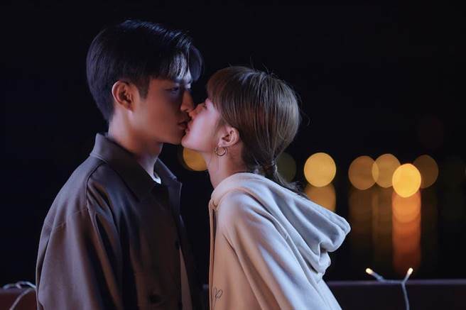 项婕如的姐妹淘葛盈瑄大胆追爱，直接对黄礼丰献身送吻。（LINE TV提供）