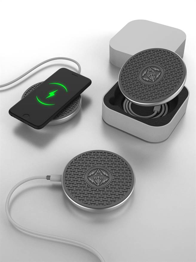 台电「瓩设计奖」有38件作品获奖，其中以台电人孔盖意象，设计出的无线充电盘，获得创意品设计类第一名。(图：台电提供）