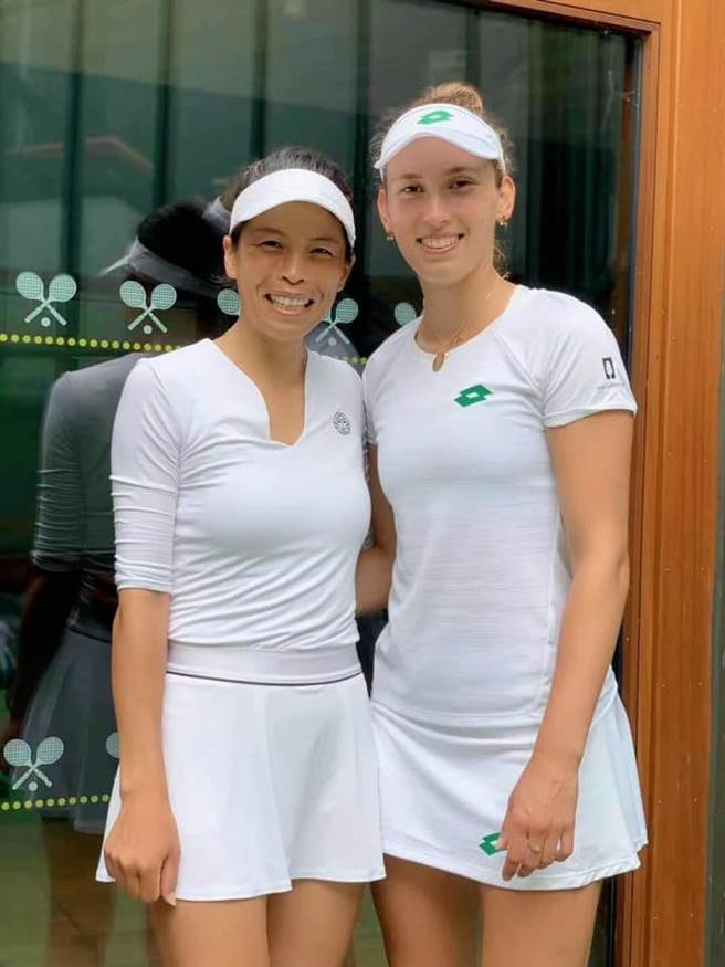 台湾女网一姊谢淑薇与比利时好手梅藤丝联手在温网四强赛击败日本组合，距离夺冠路只剩一步之遥。(谢淑薇脸书粉丝团翻摄)
