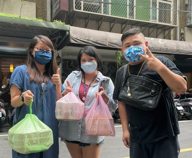 原民局以行动支持原民店家！右一为森杉锅物负责人李育恒先生(泰雅族)。（原民局提供）