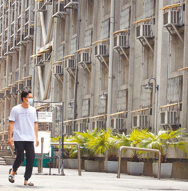 正国会6名立委昨天共同召开线上记者会，呼吁政府共体时艰，7月夏月电价继续取消，近日连8涨的油价也能冻涨。图为一处大学宿舍中，外墙挂满冷气机。（本报资料照片）