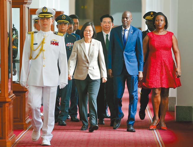 2018年5月29日，蔡總統（左二）歡迎到訪的海地總統摩依士（右二）及其夫人瑪婷（右一）。摩依士於7日遇刺身亡，瑪婷亦身受重傷，被送往美國邁阿密救治。（中央社）