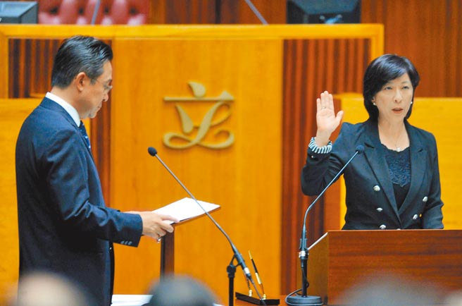 香港政府本月內將完成區議員宣誓程序，會先向400多名區議員發出通知，列明符合宣誓資格的條件。圖為香港立法會先前舉行宣誓儀式。（中新社）