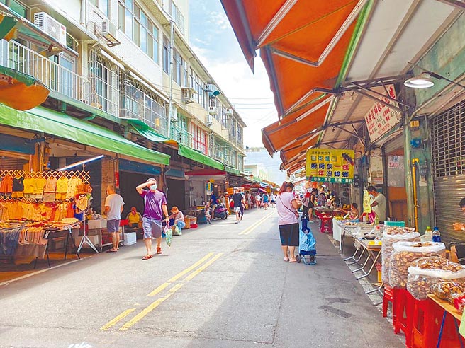 新竹县宣布微解封，餐厅可内用，夜市、市场维持不试吃。（庄旻静摄）