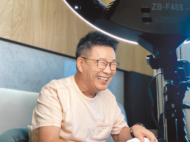 沈玉琳觉得《11点热吵店》改远端视讯录影，别有一番乐趣。（TVBS提供）